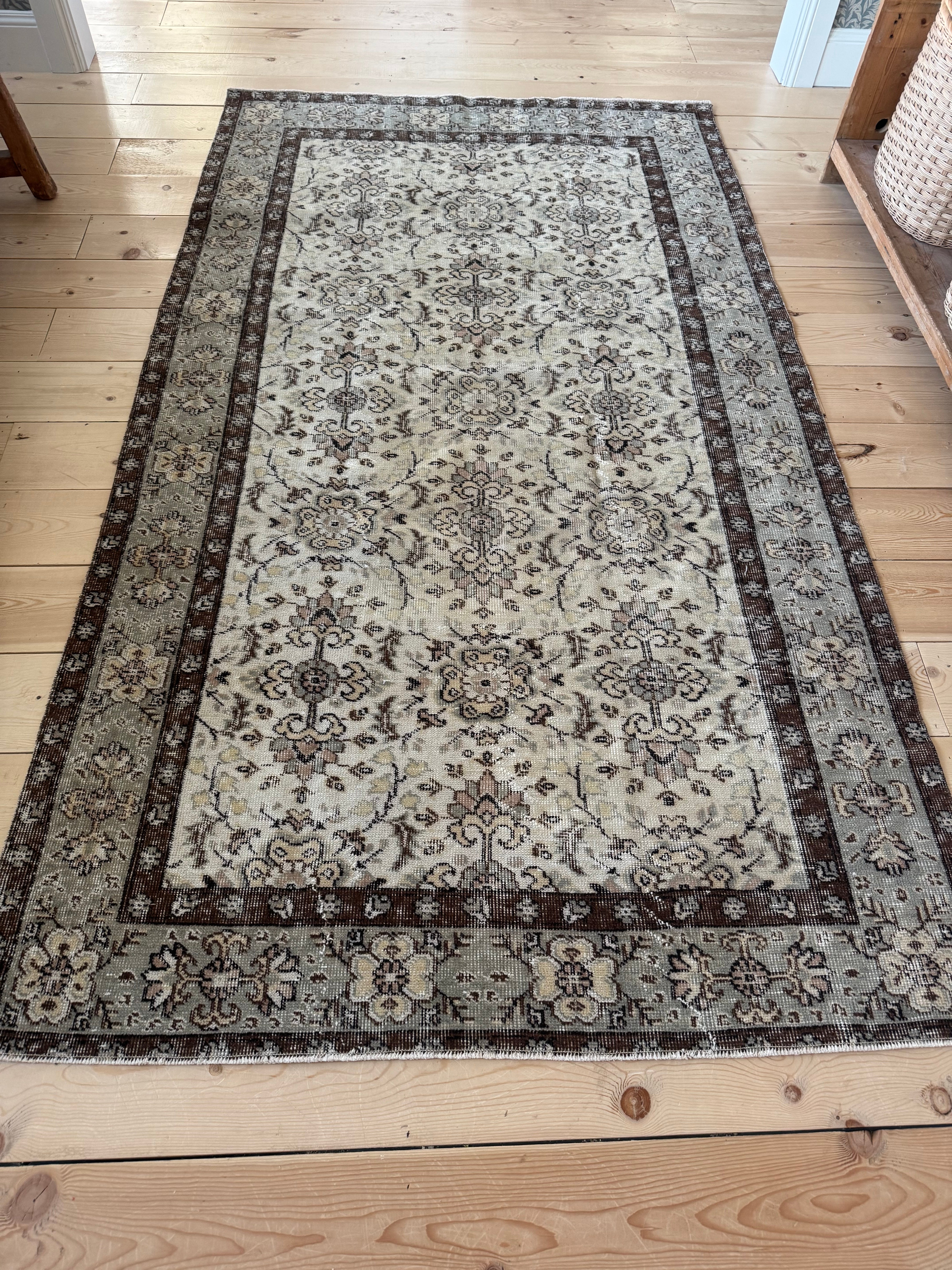 Vintage Turkish rug 5x8